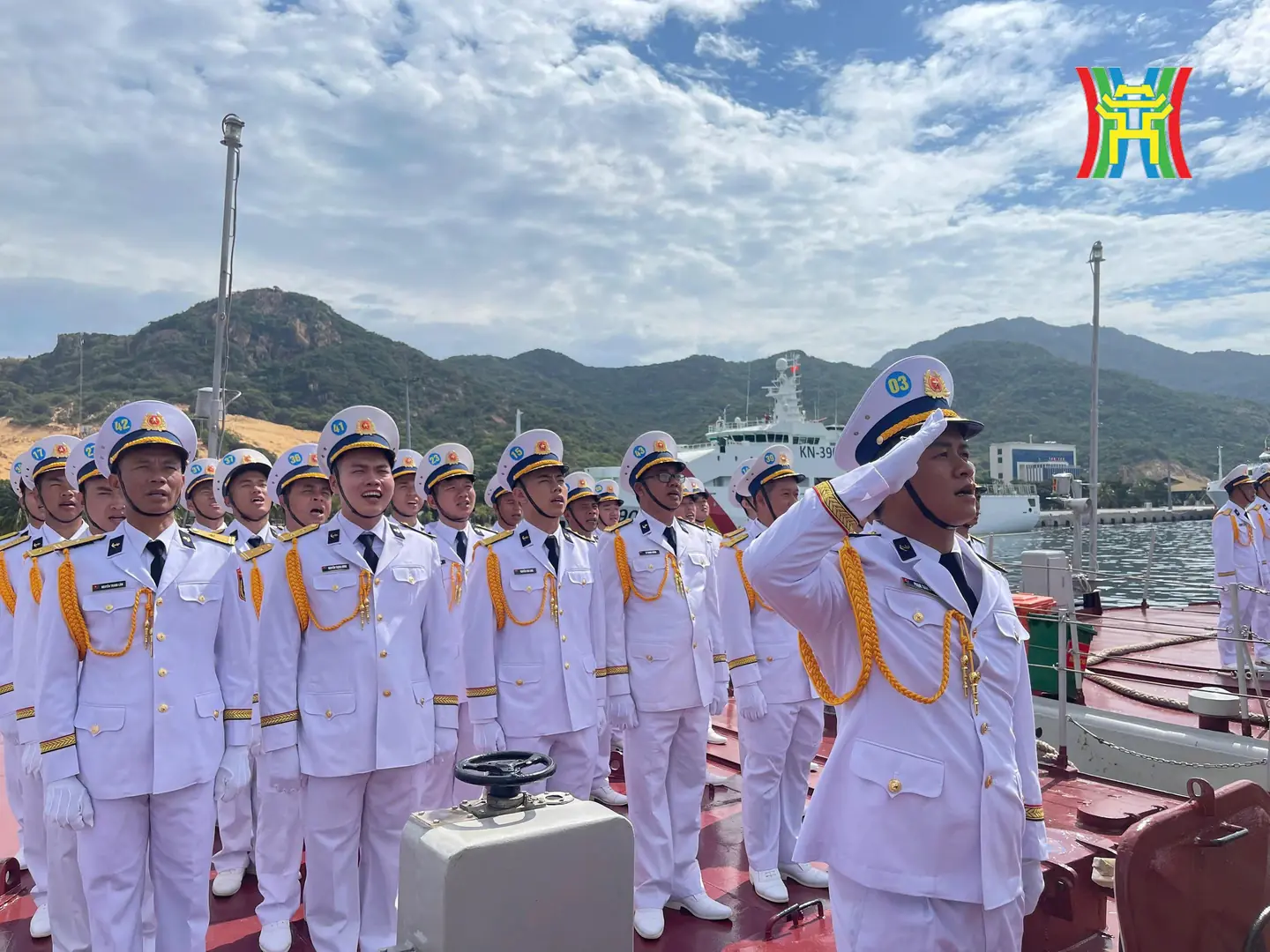 Trực thăng K28 và tàu ngầm Kilo 636 luyện tập diễu binh trên biển- Ảnh 11.