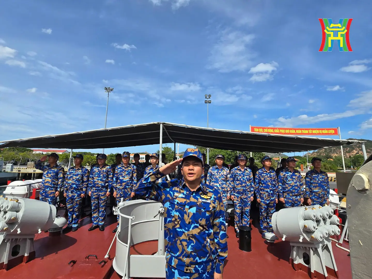 Trực thăng K28 và tàu ngầm Kilo 636 luyện tập diễu binh trên biển- Ảnh 1.