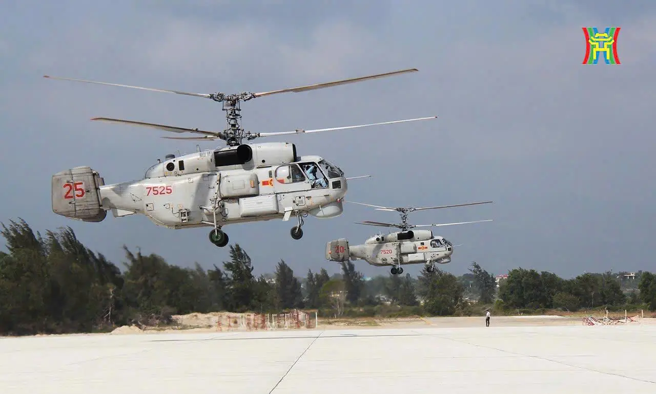 Trực thăng K28 và tàu ngầm Kilo 636 luyện tập diễu binh trên biển- Ảnh 7.