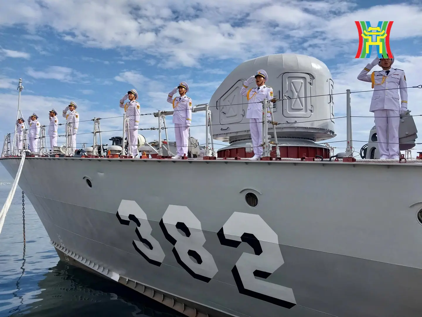 Trực thăng K28 và tàu ngầm Kilo 636 luyện tập diễu binh trên biển- Ảnh 10.