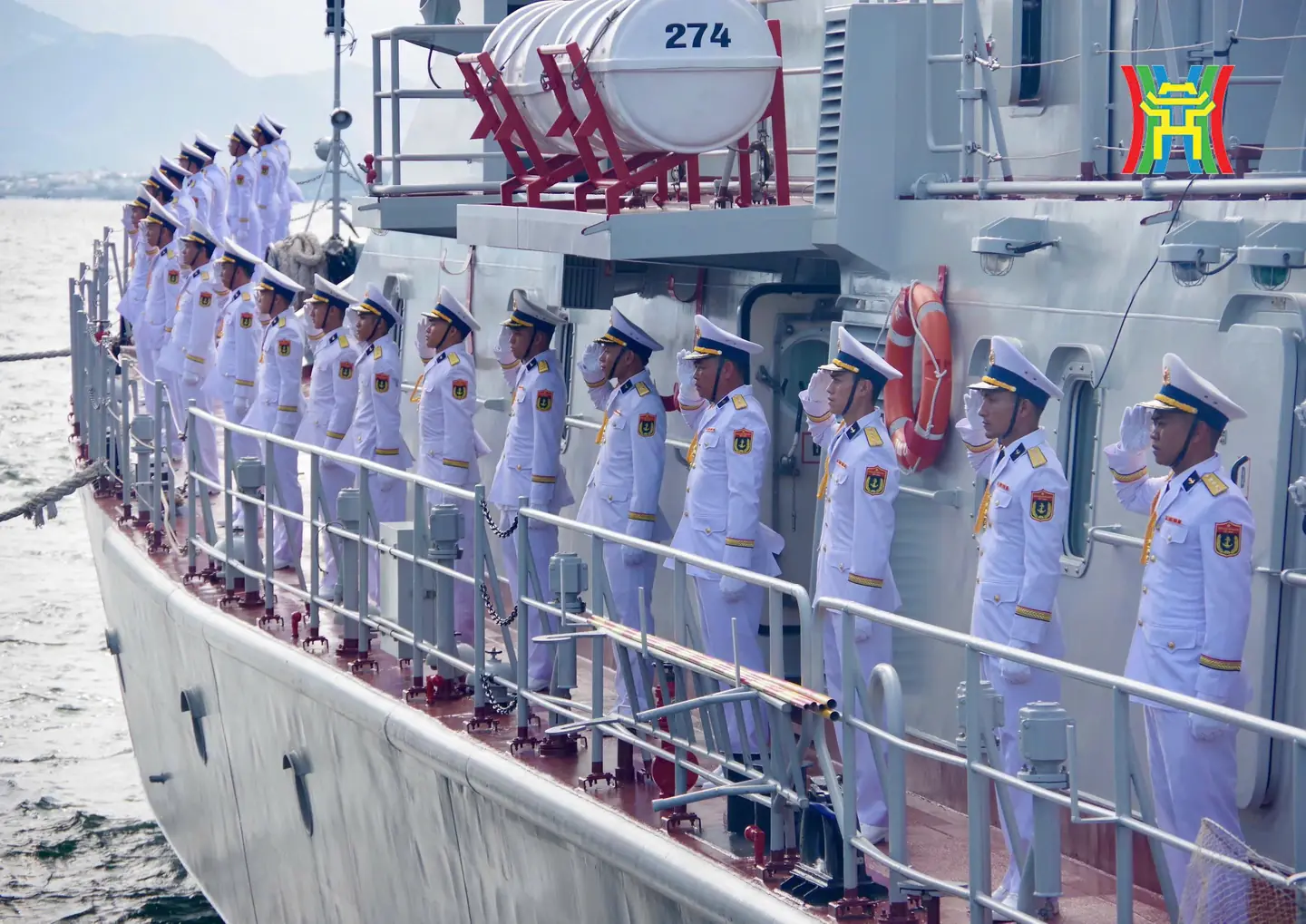 Trực thăng K28 và tàu ngầm Kilo 636 luyện tập diễu binh trên biển- Ảnh 12.
