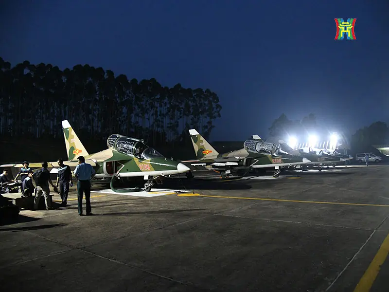 ‘Hổ mang chúa’ Su-30MK2 hợp luyện diễu binh trên bầu trời Hà Nội- Ảnh 2.
