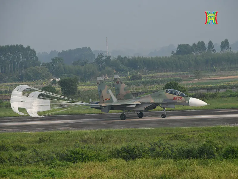 ‘Hổ mang chúa’ Su-30MK2 hợp luyện diễu binh trên bầu trời Hà Nội- Ảnh 12.
