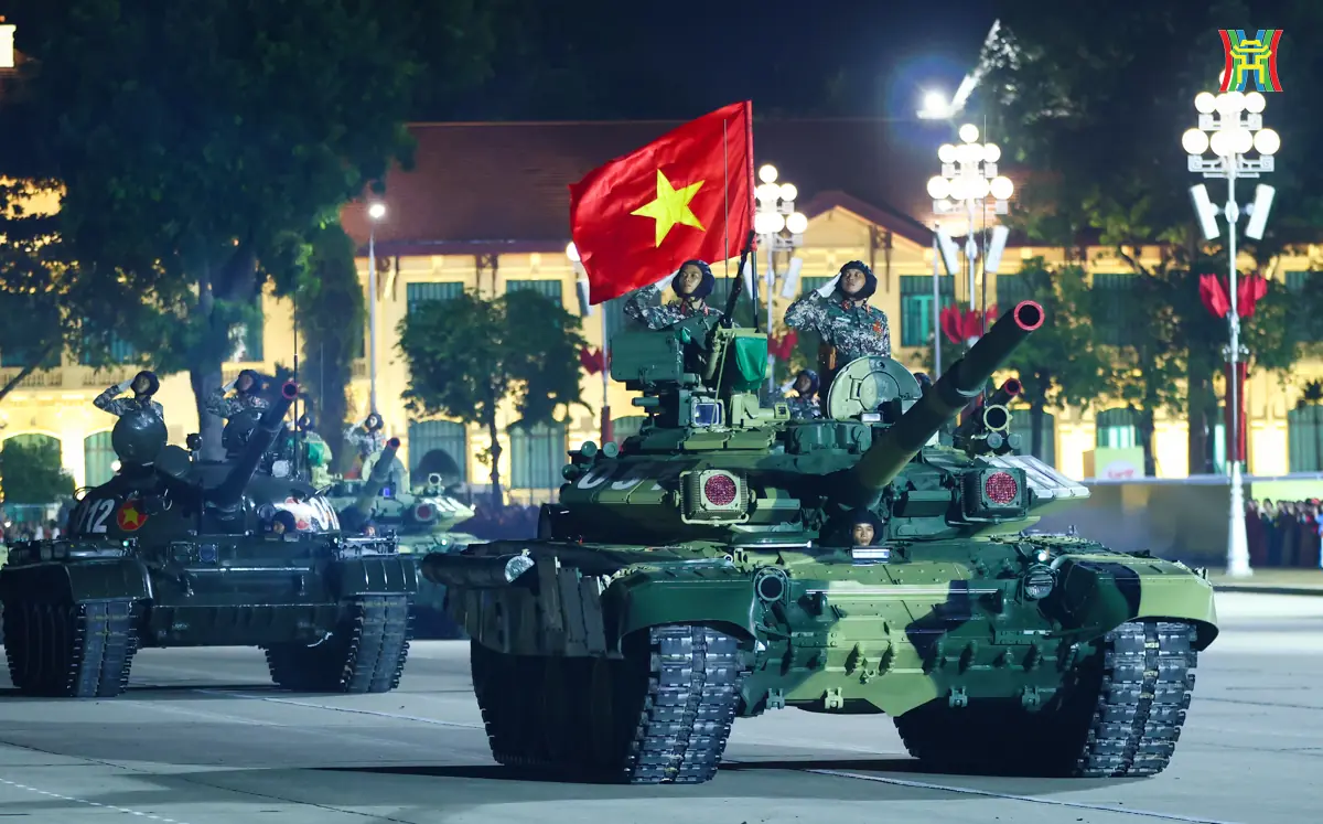 Những “pháo đài thép” lăn bánh trên Quảng trường Ba Đình- Ảnh 3. Những “pháo đài thép” lăn bánh trên Quảng trường Ba Đình- Ảnh 3.