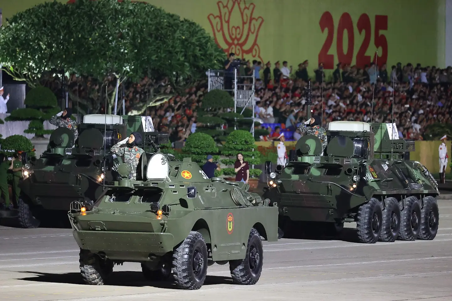 Những “pháo đài thép” lăn bánh trên Quảng trường Ba Đình- Ảnh 7. Những “pháo đài thép” lăn bánh trên Quảng trường Ba Đình- Ảnh 7.