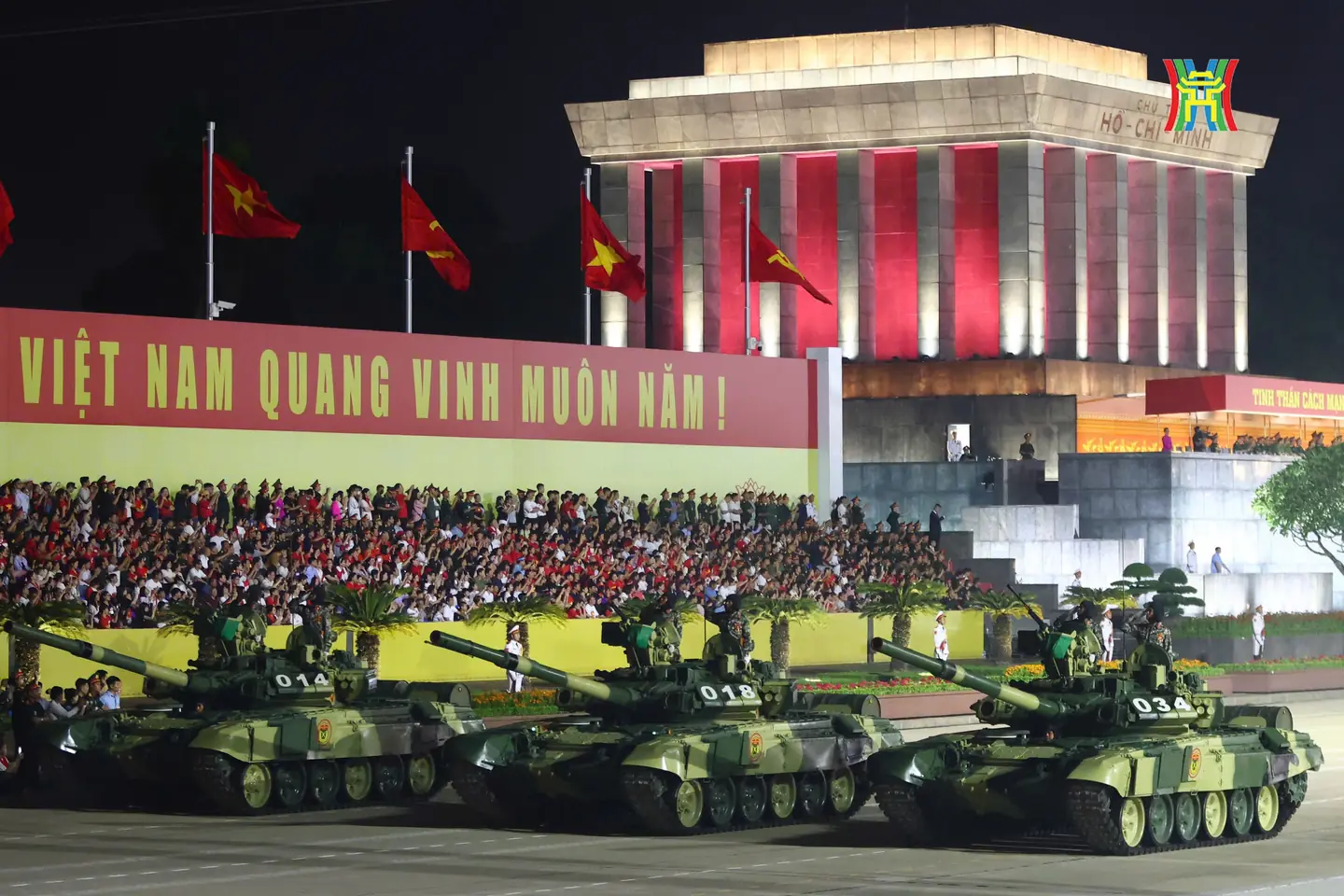 Những “pháo đài thép” lăn bánh trên Quảng trường Ba Đình- Ảnh 4. Những “pháo đài thép” lăn bánh trên Quảng trường Ba Đình- Ảnh 4.