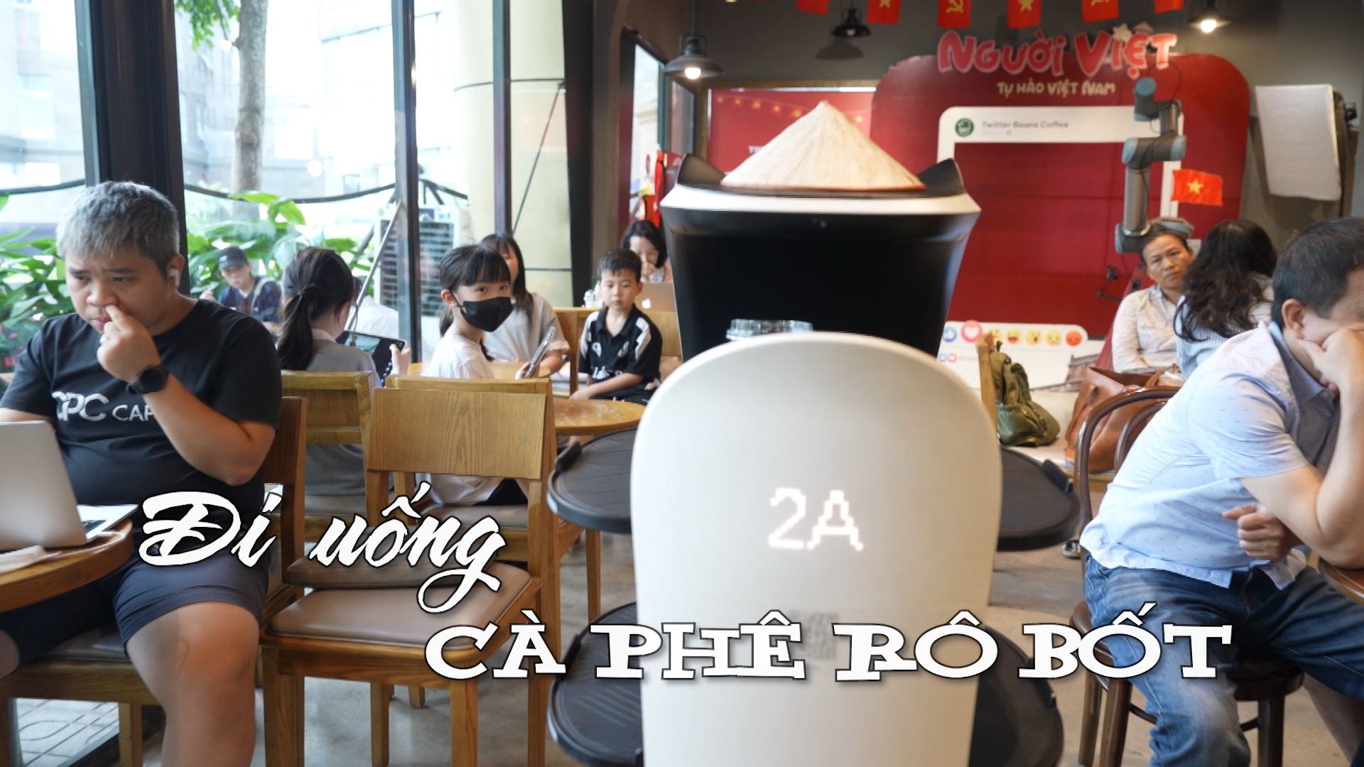 Đi uống cà phê robot | Nhịp sống Hà Nội | 20/06/2025