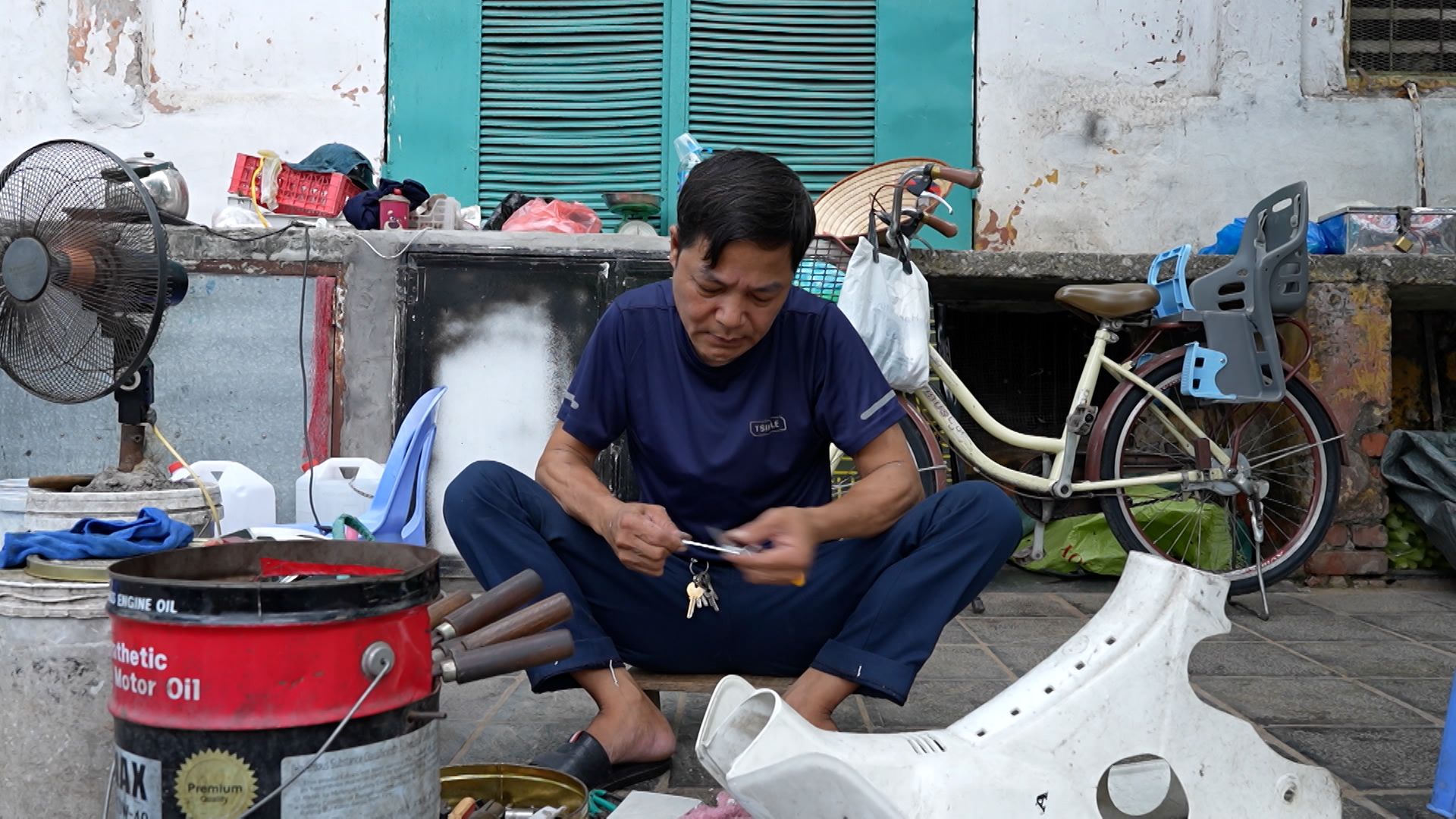 Hàn nhựa – nghề cũ trên phố 