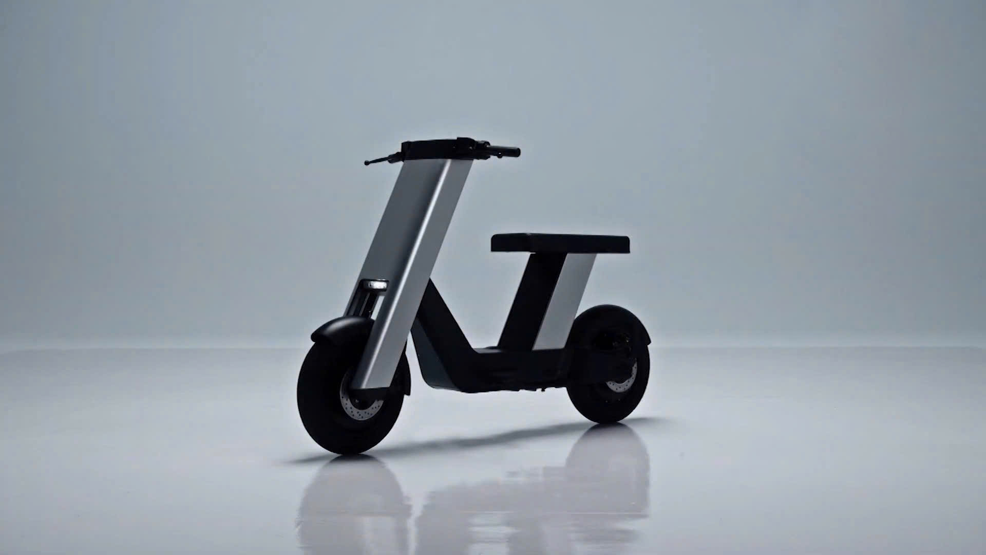 Xe máy điện 'lai' xe đạp có giá hơn 90 triệu đồng