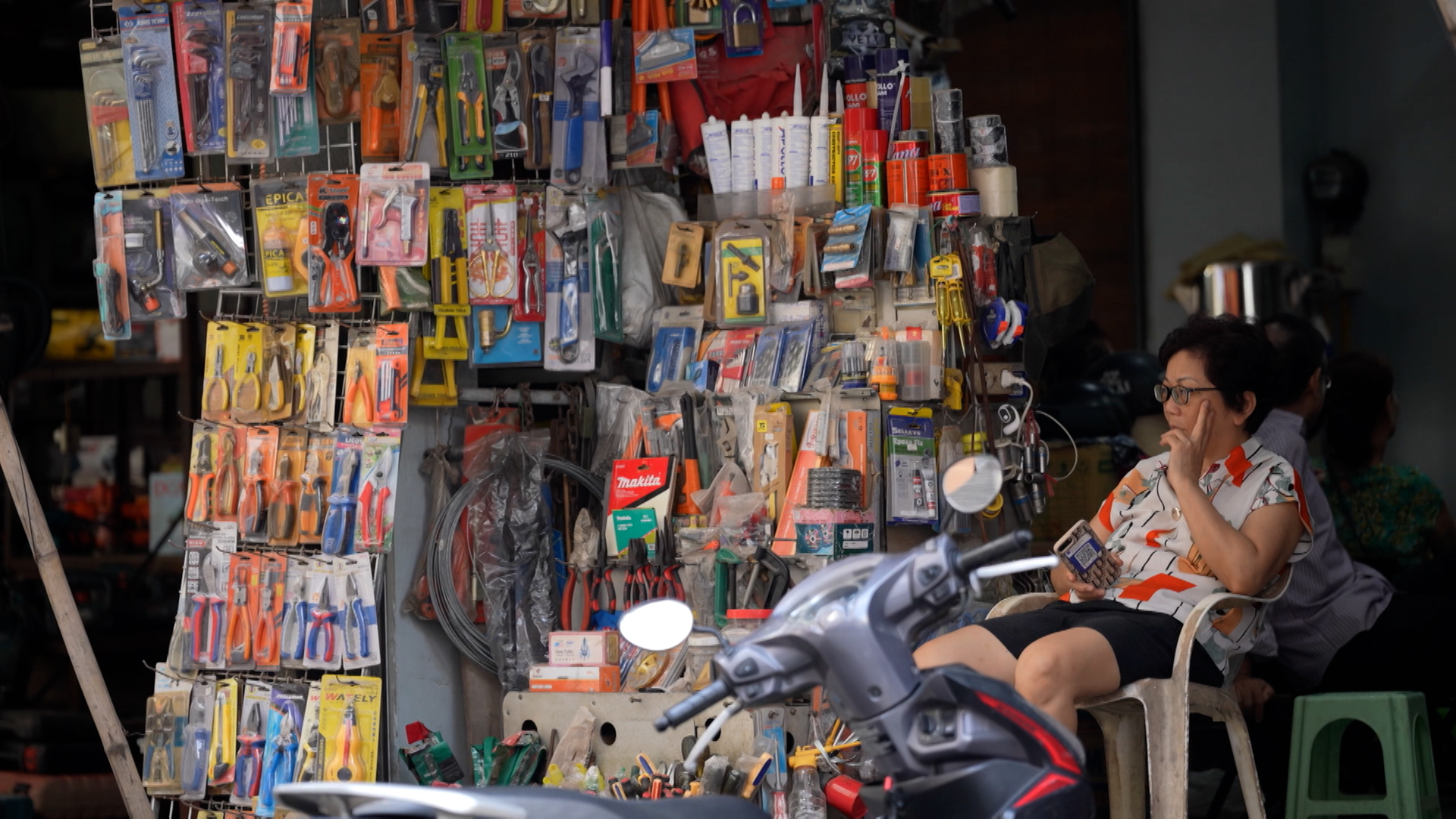 Nhịp sống trên phố 'kim khí' Hàng Cháo