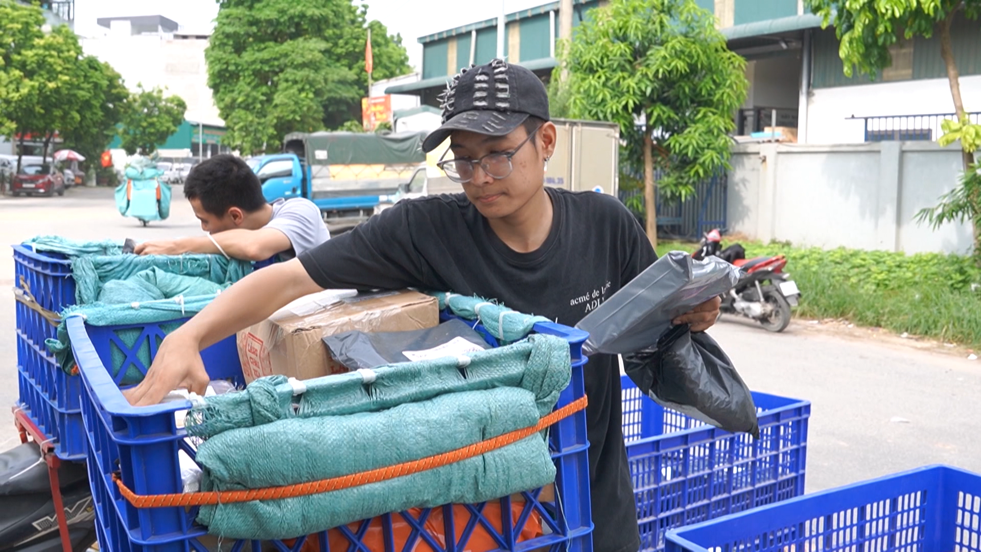 Giao hàng ở chung cư | Nhịp sống Hà Nội | 26/06/2025