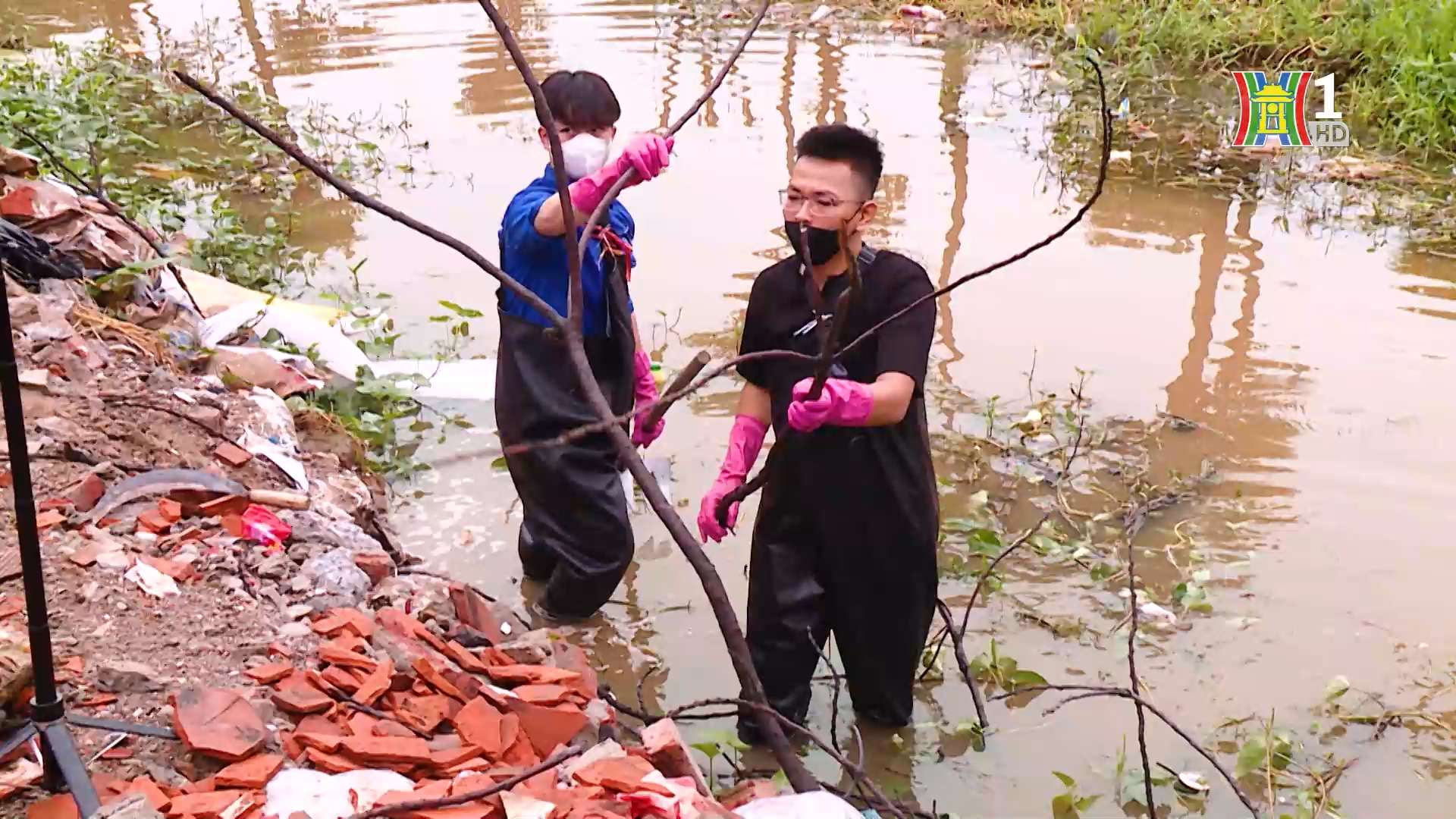 Góp phần làm sạch sông hồ Hà Nội | Người tốt quanh ta | 29/06/2025