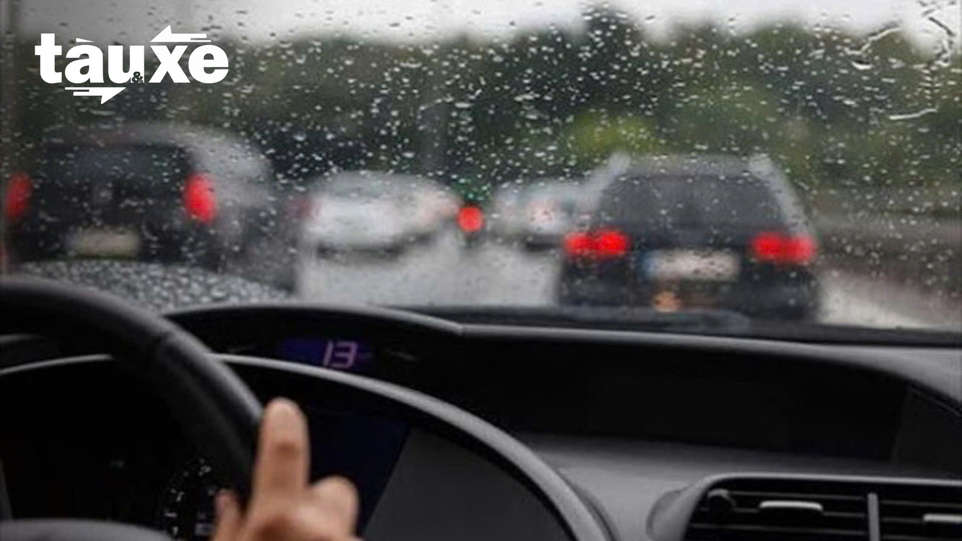 Những công nghệ hỗ trợ lái xe an toàn trong mùa mưa | Bản tin Tàu và Xe | 02/07/2025