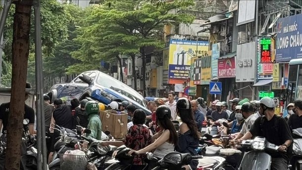 Xe bán tải tông hàng loạt xe máy trên phố Khâm Thiên