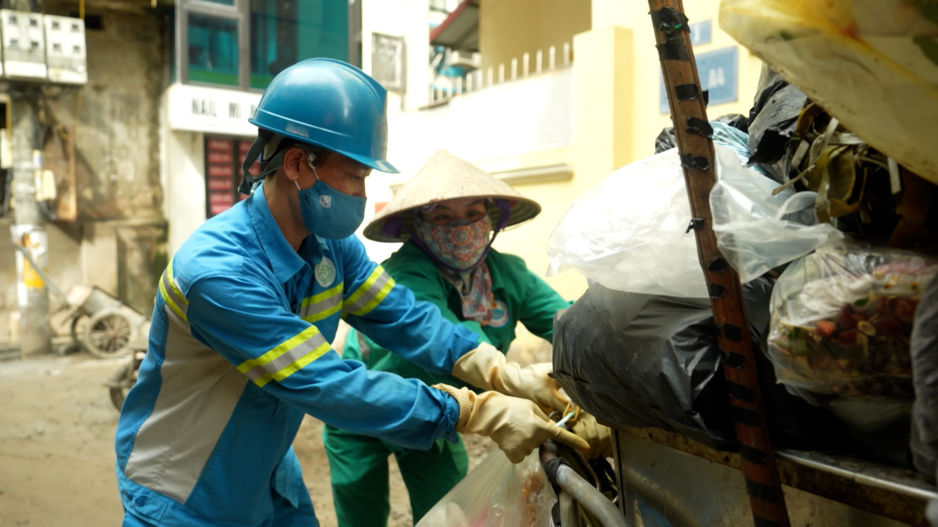 Người thu gom rác | Nhịp sống Hà Nội | 08/07/2025