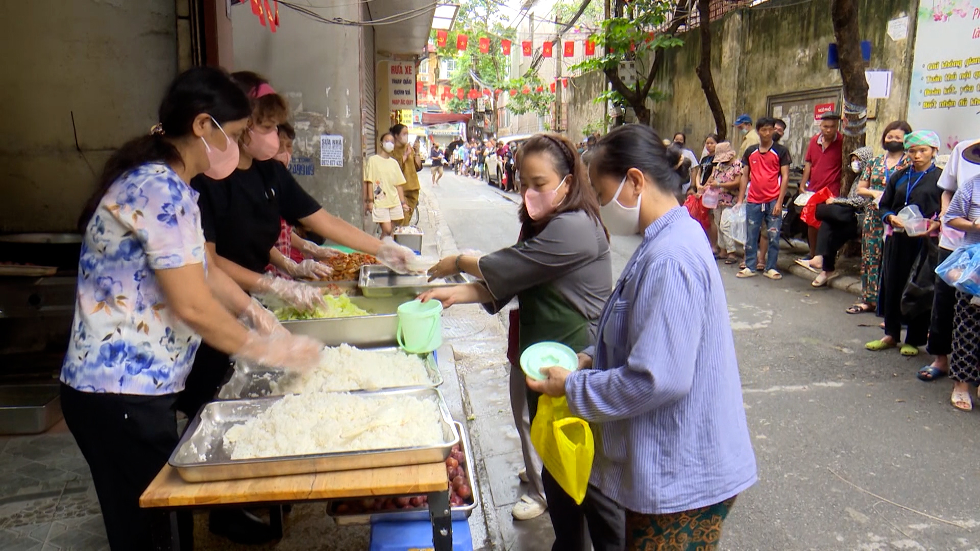 Nhà ăn không đồng Bạch Mai - nơi chan chứa tình người  | Người tốt quanh ta | 09/07/2025