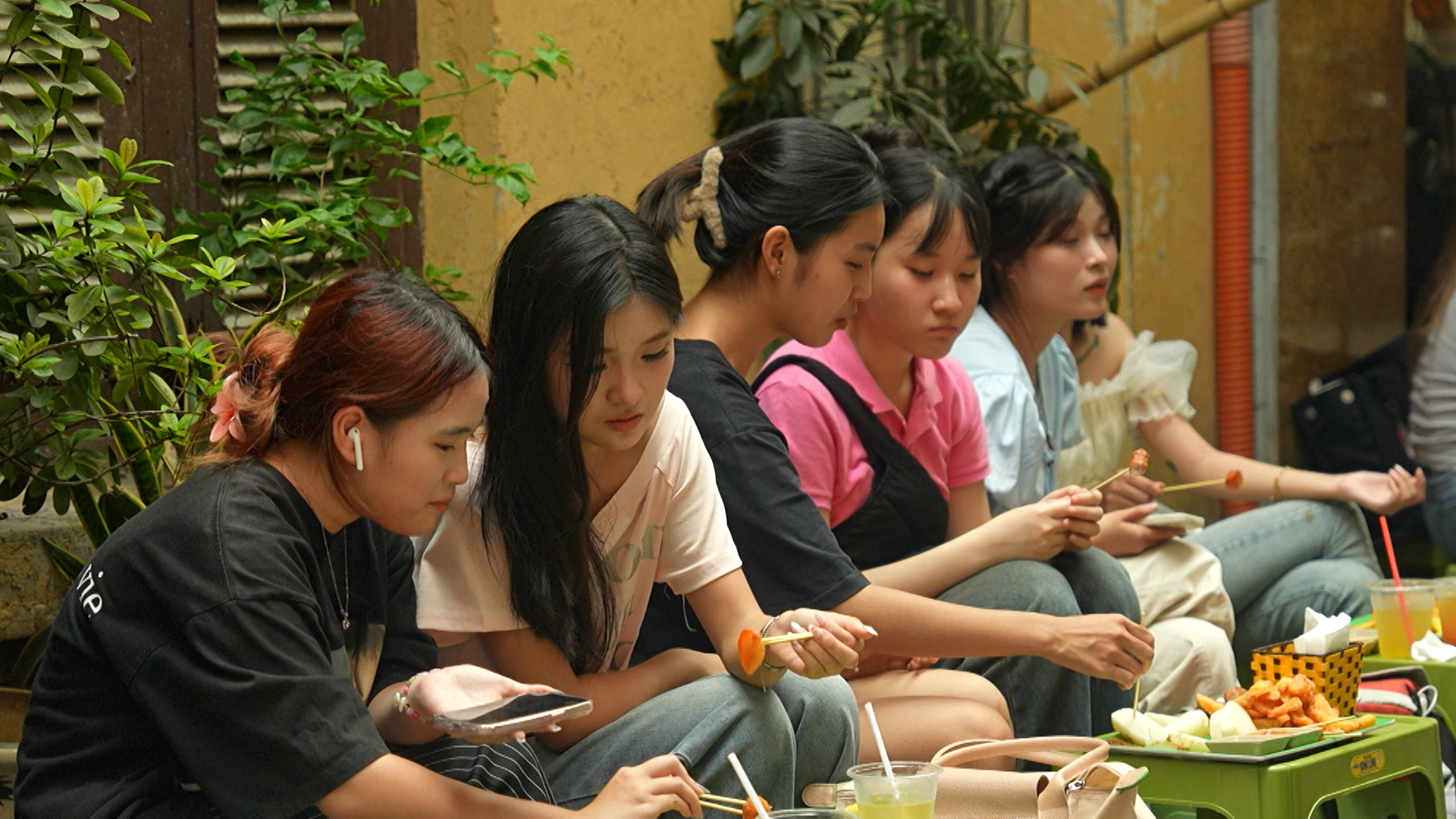 Ở ngõ ‘nem chua rán’ | Nhịp sống Hà Nội | 09/07/2025