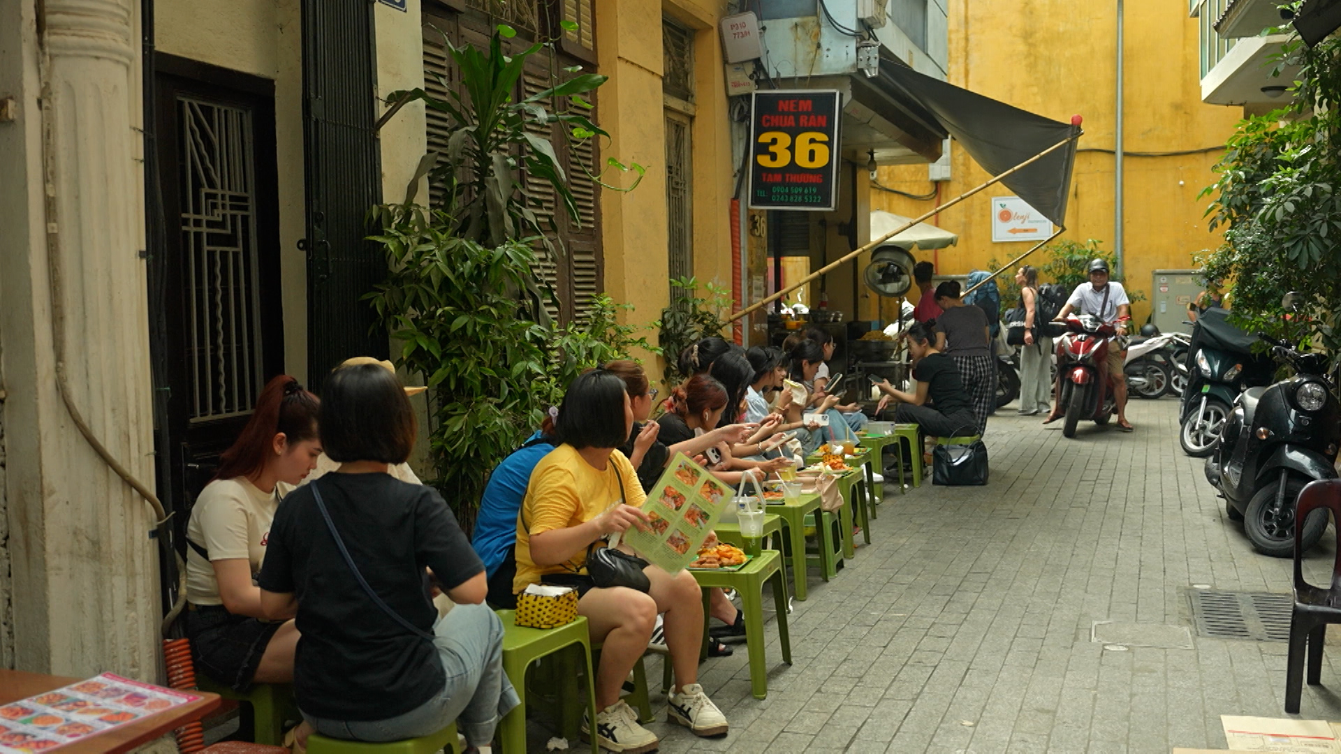 Ở ngõ ‘nem chua rán’