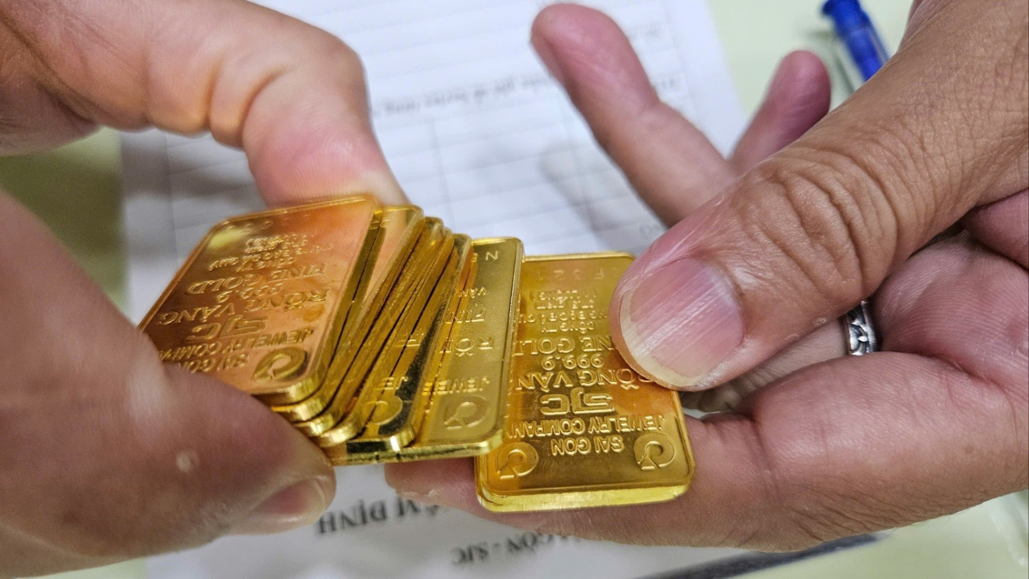 Giá vàng trong nước chạm ngưỡng 162 triệu đồng/lượng