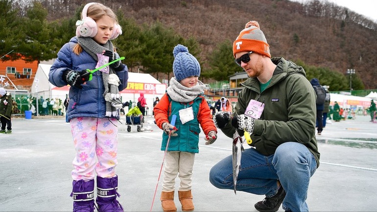 Kỳ thú lễ hội câu cá trên băng ở Hàn Quốc