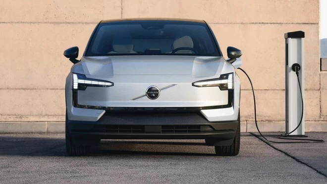 Volvo triệu hồi xe điện vì pin có thể cháy nổ