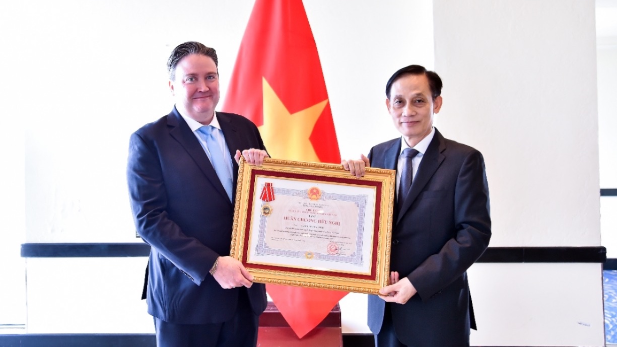 Trao Huân chương Hữu nghị cho Đại sứ Hoa Kỳ Marc Knapper
