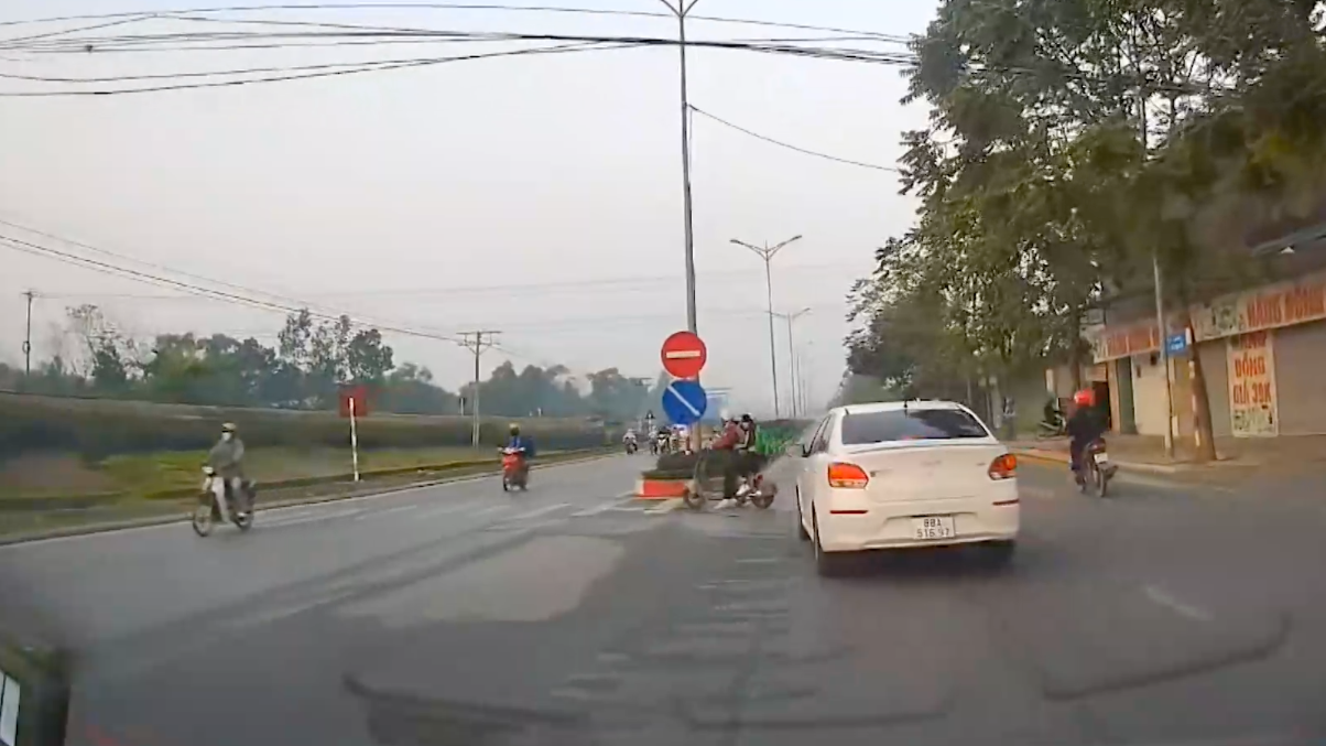 Nguy hiểm khi học sinh lao ra đường không quan sát