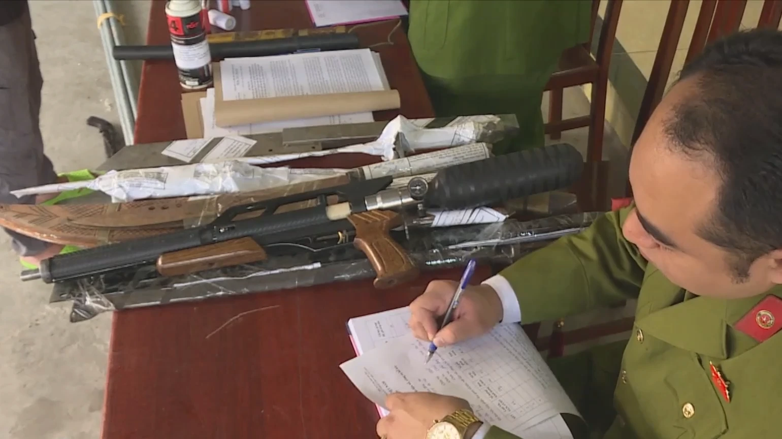 Công an Hà Nội thu hồi nhiều vũ khí, vật liệu nổ