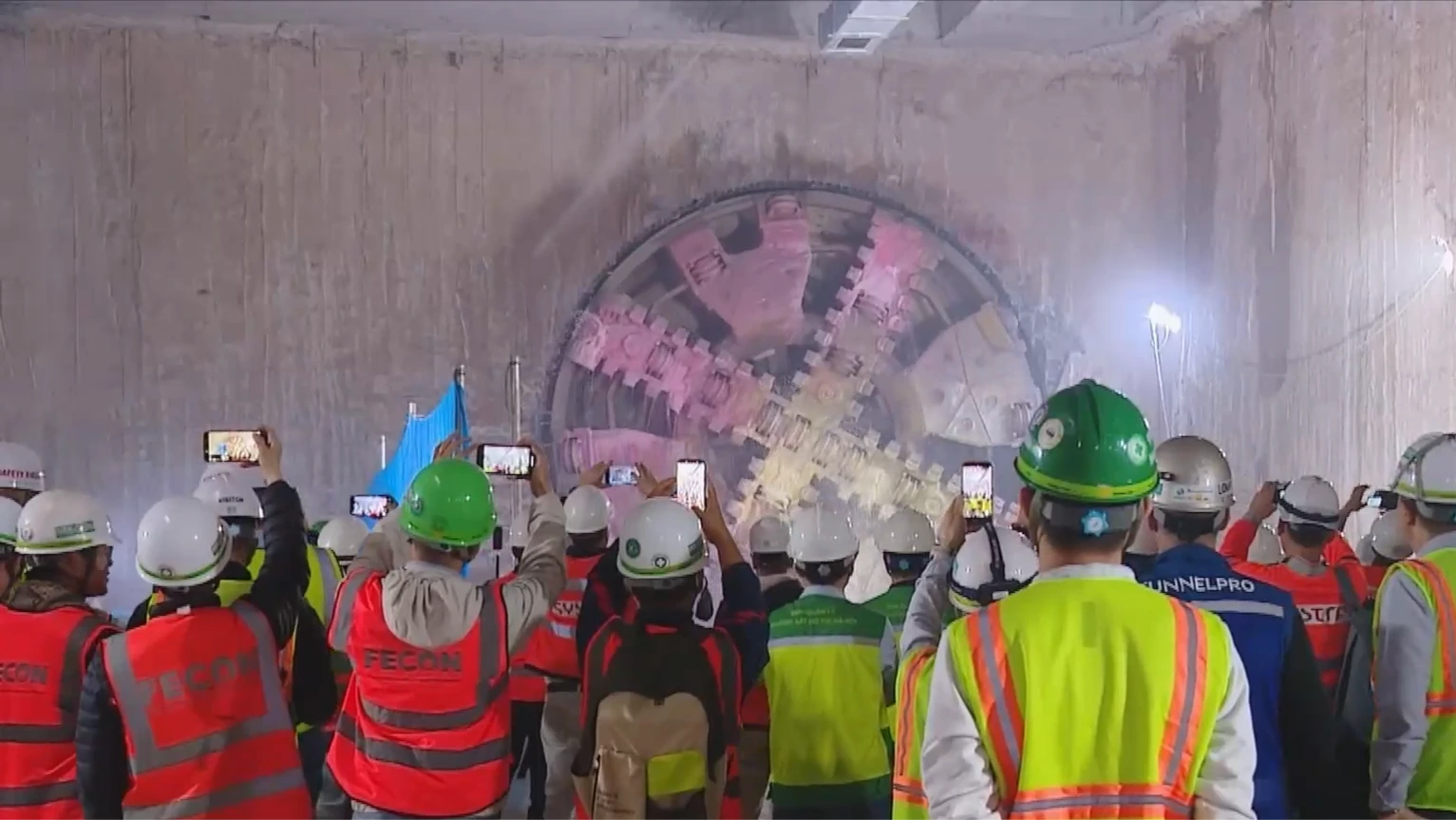 Máy đào hầm số 2 tuyến metro Nhổn đã đến ga S11