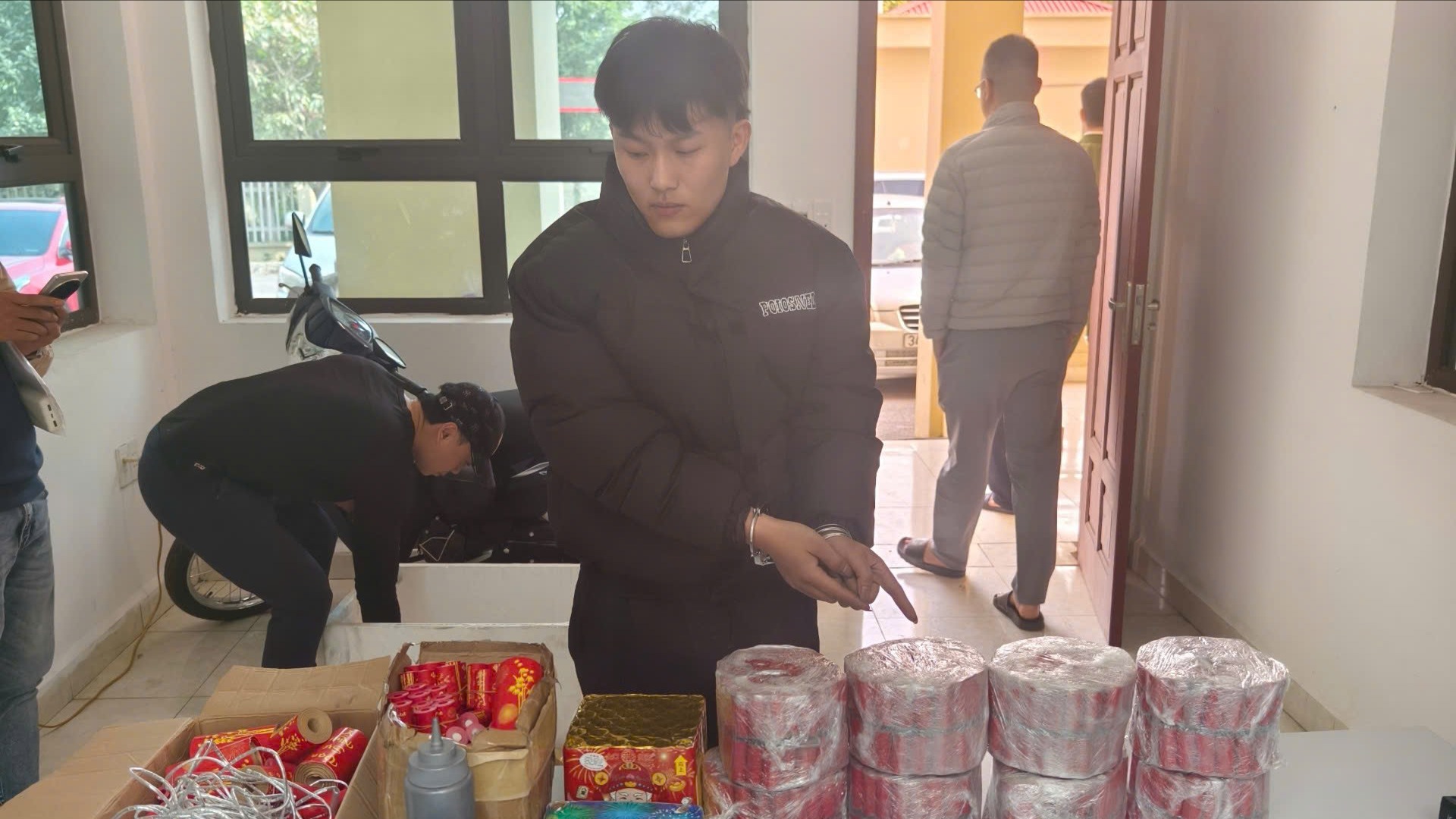 Bắt giữ đối tượng lừa bán pháo nổ trên Facebook