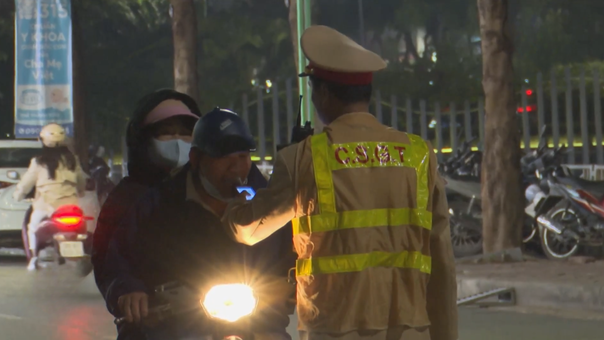 Công an Hà Nội tăng cường hóa trang xử lý vi phạm nồng độ cồn