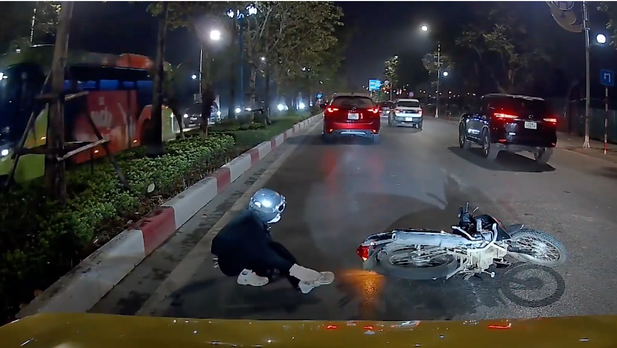 Người điều khiển xe máy tự ngã vì phanh gấp