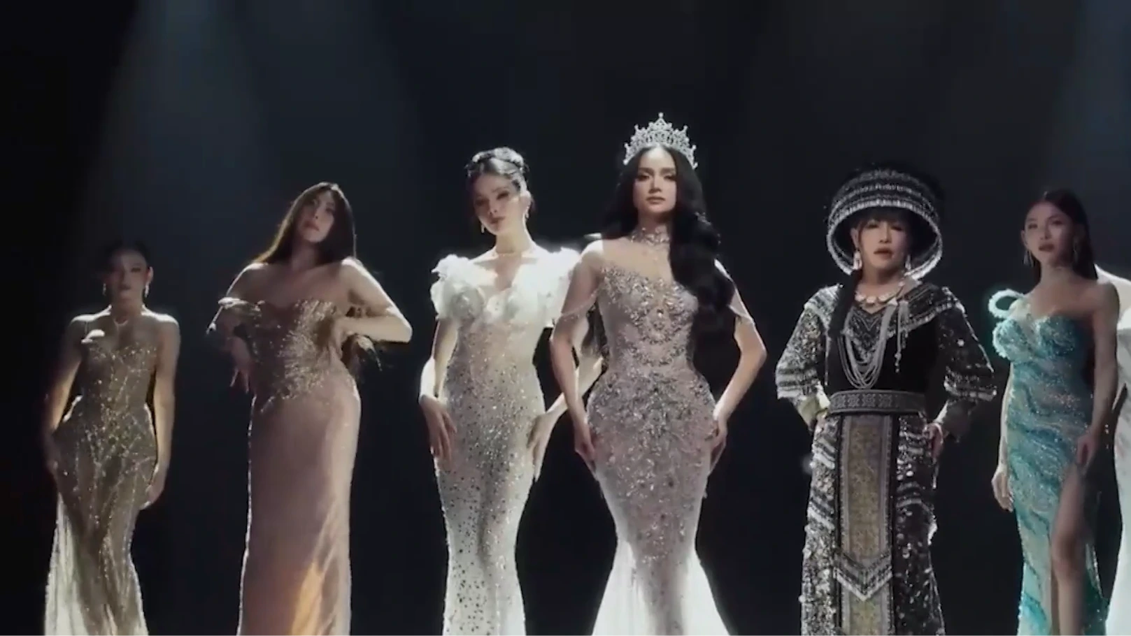 Hương Giang tranh tài tại Hoa hậu Hòa bình Quốc tế