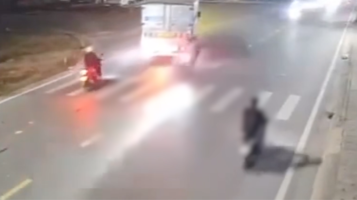 Xe tải chuyển làn ẩu gây tai nạn liên hoàn