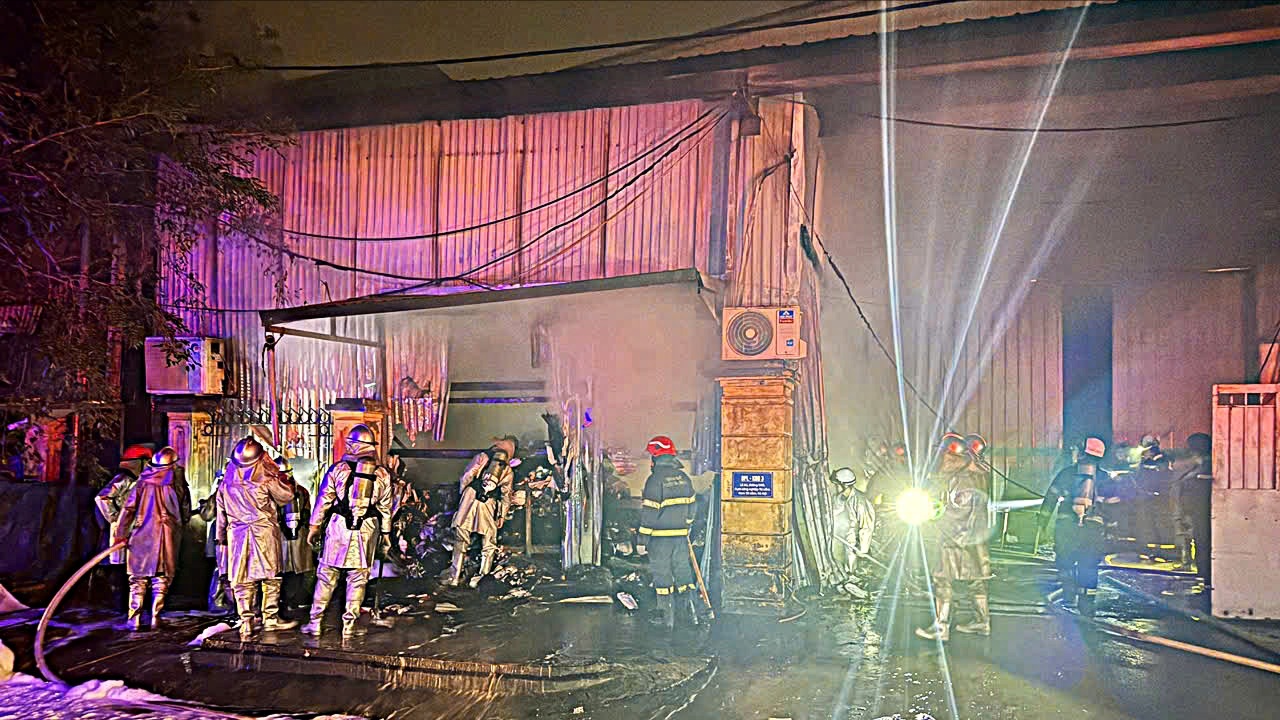 Dập tắt cháy kho nhờ truyền tin báo cháy