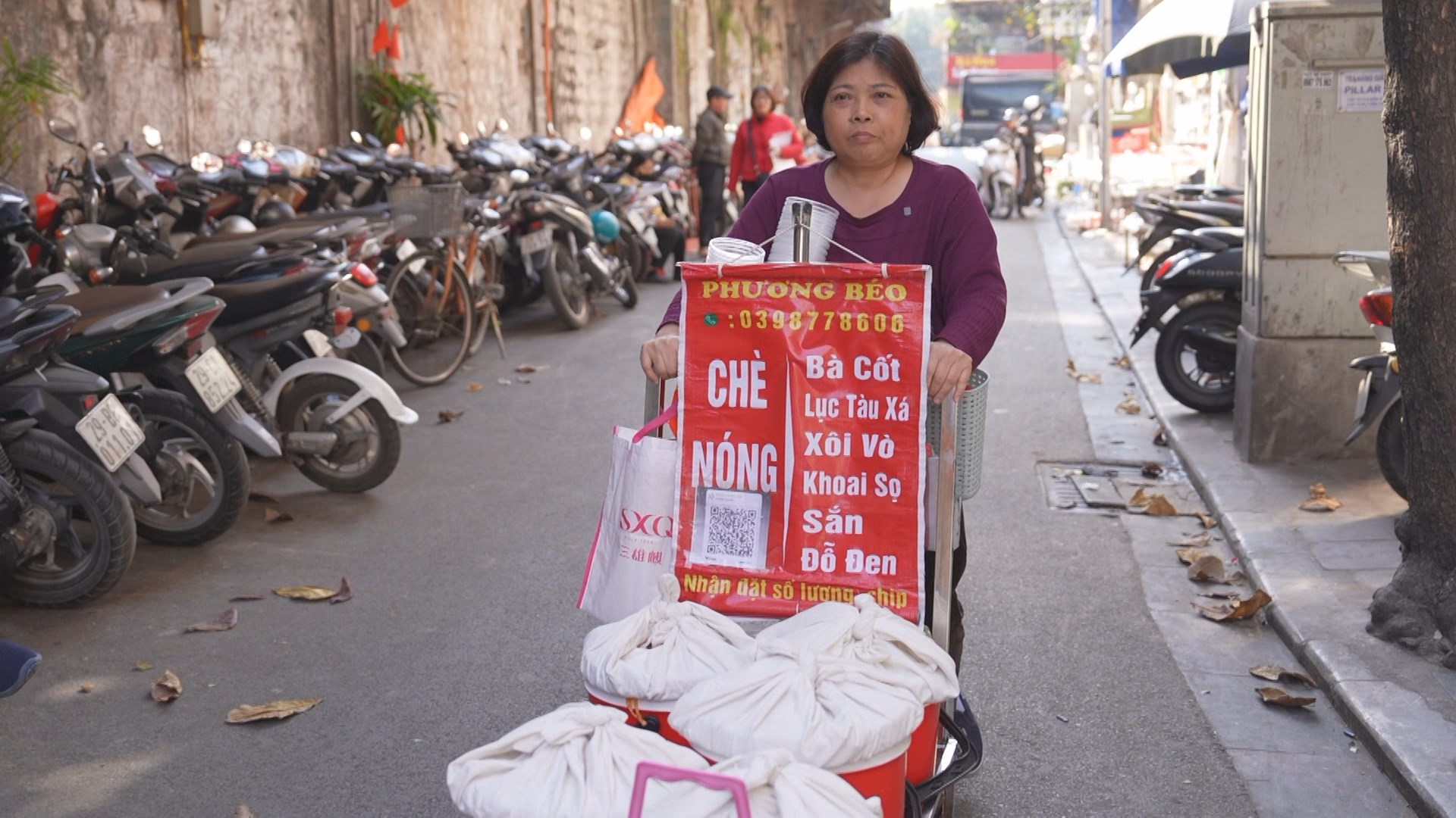 Xe chè nóng trên phố ấm chiều đông Hà Nội