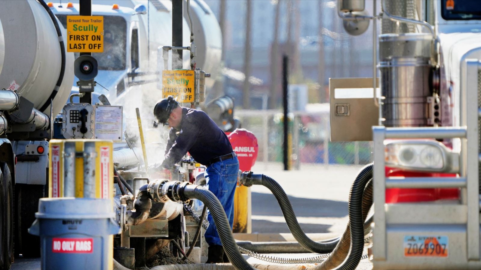 Giá dầu thế giới giảm mạnh