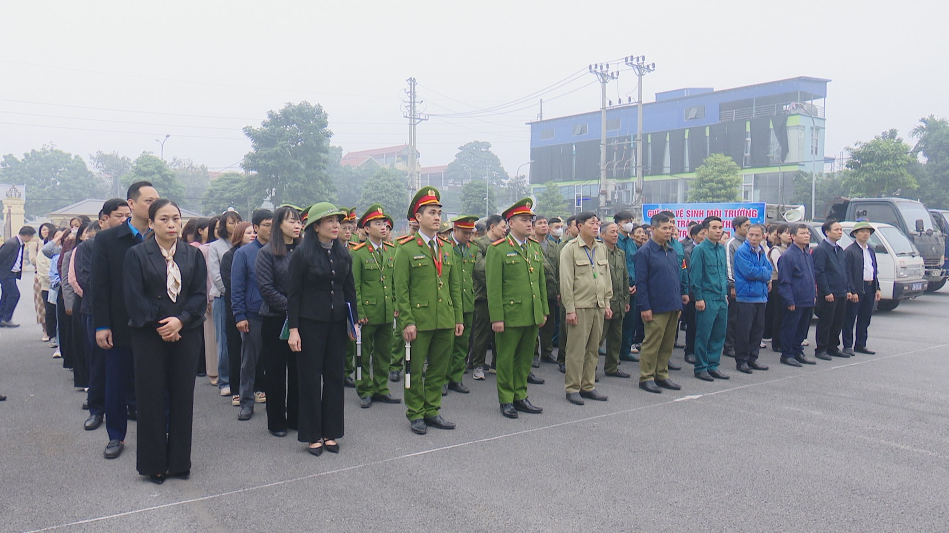 Xã Phúc Thọ ra quân giải tỏa chợ cóc, chợ tạm