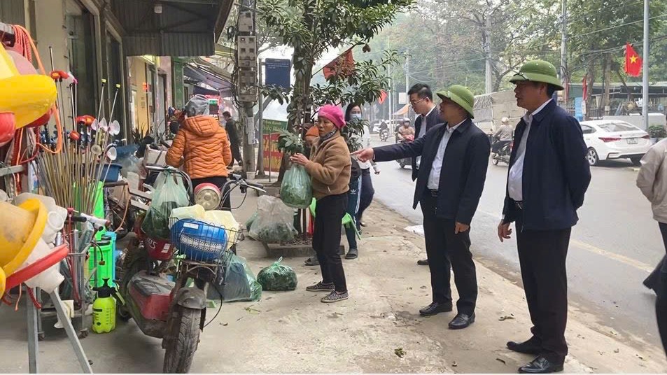 Xã Phúc Thọ ra quân giải tỏa chợ cóc, chợ tạm