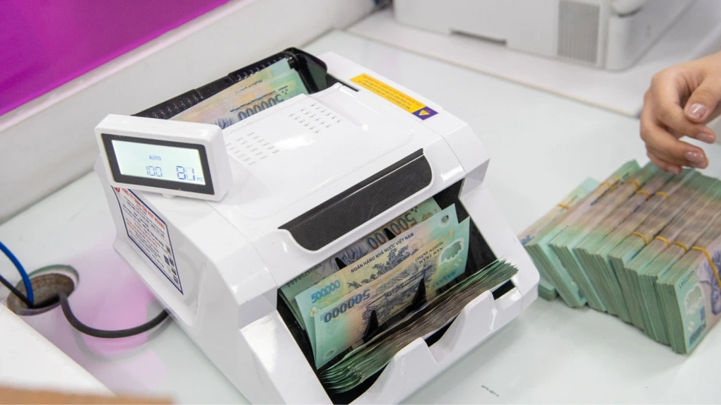 Lãi suất tiết kiệm vượt 7%/năm