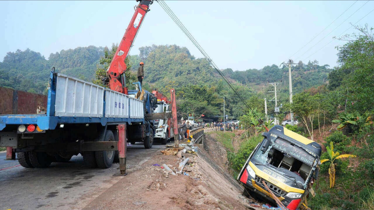 Lật xe khách trên Quốc lộ 6, ba người tử vong