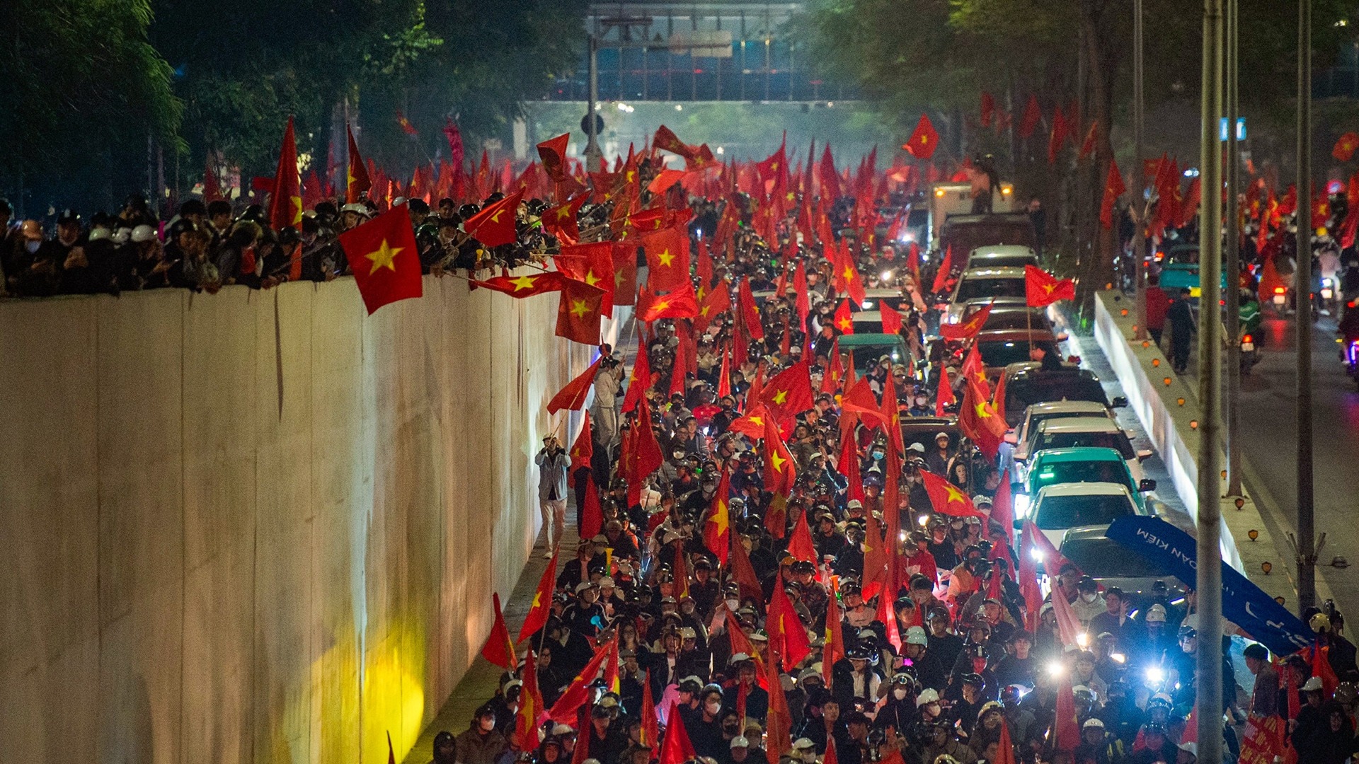 Người hâm mộ bùng nổ cảm xúc với chiến thắng của U23 Việt Nam