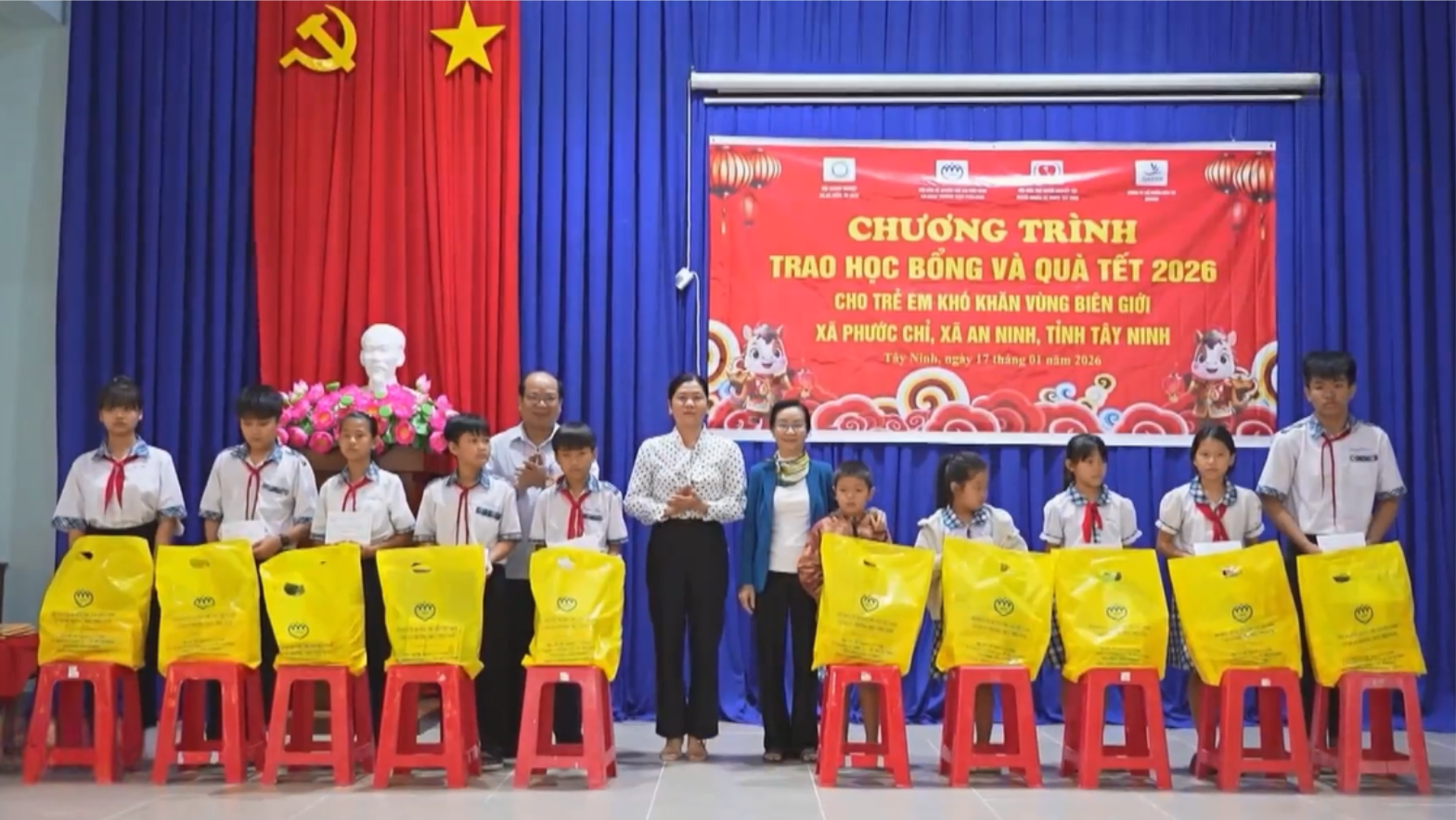 Chăm lo Tết cho trẻ em nghèo vùng biên giới