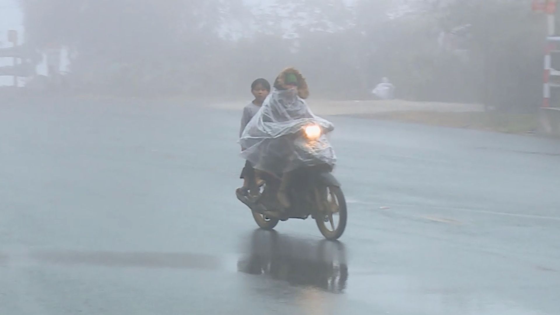 CSGT sẽ hướng dẫn tài xế trên đường khi thời tiết xấu