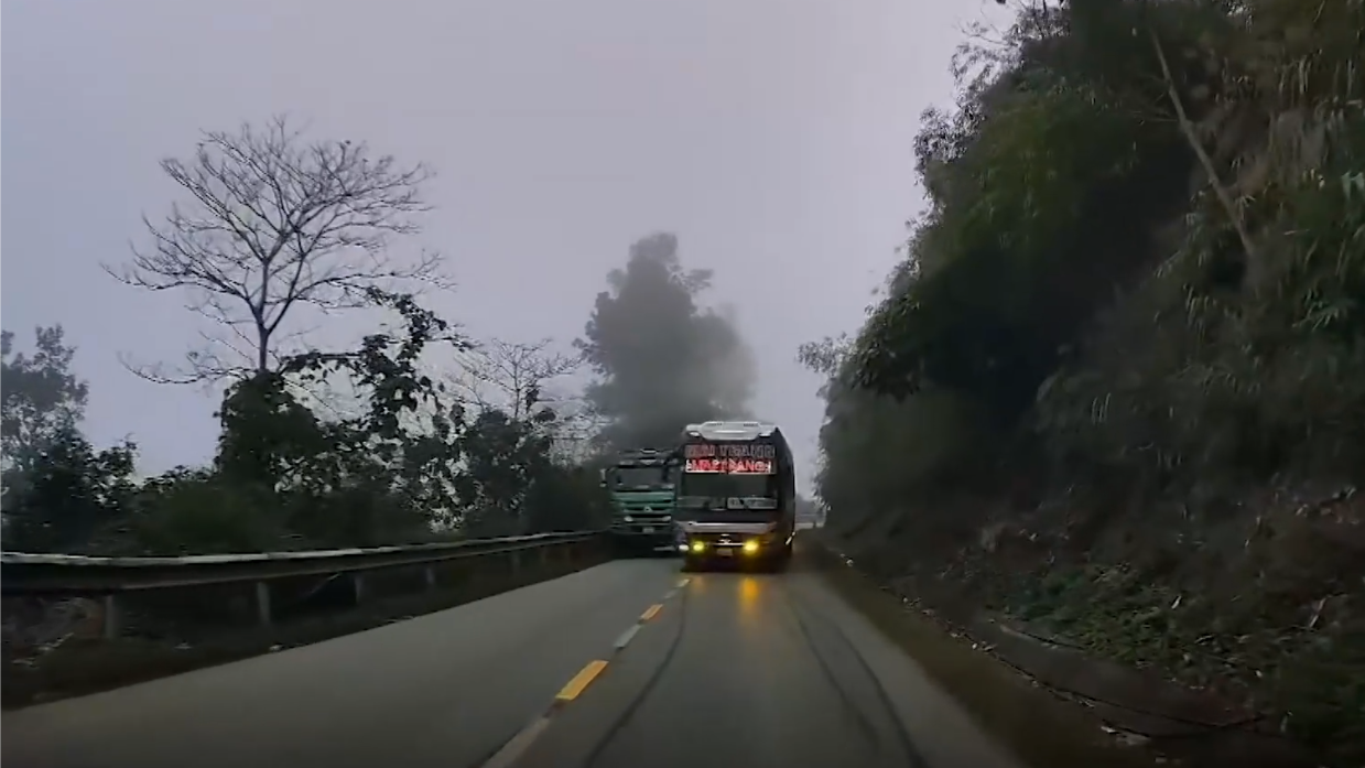 Xe khách phóng nhanh vượt ẩu tại khúc cua trên đường đèo dốc