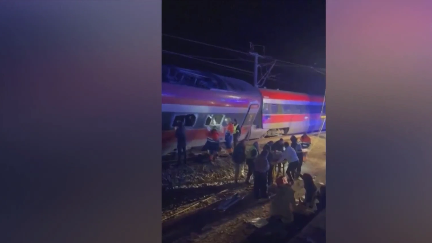 Hai tàu cao tốc trật bánh tại miền Nam Tây Ban Nha