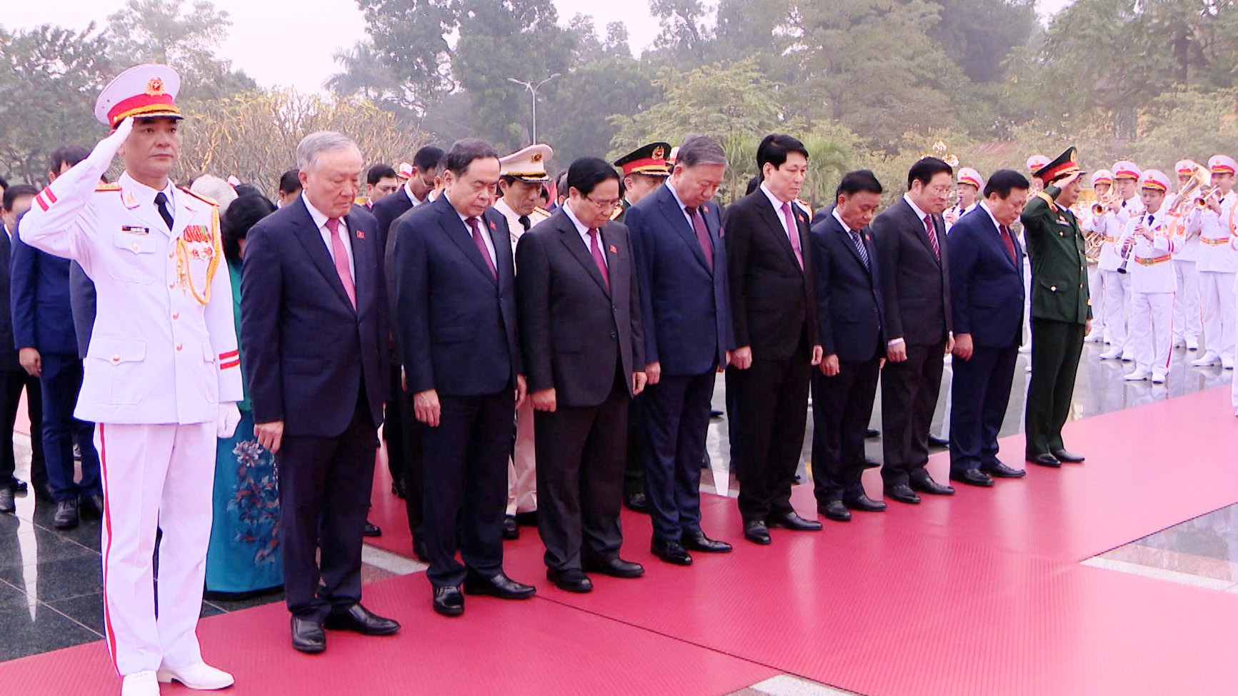 Đại biểu dự Đại hội XIV của Đảng vào Lăng viếng Chủ tịch Hồ Chí Minh 