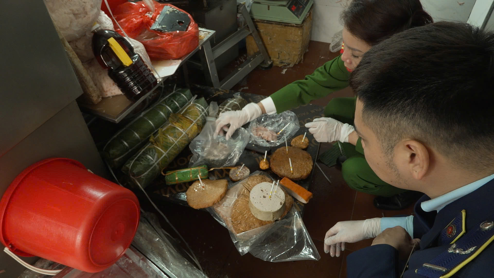 Phát hiện cơ sở sản xuất giò, chả bằng hàn the