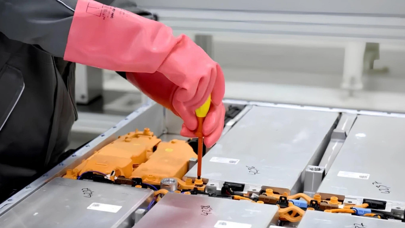 Trung Quốc siết quy định tái chế pin xe điện