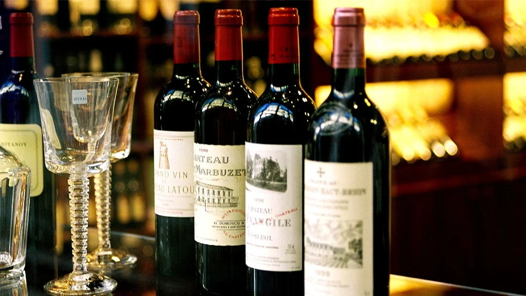 Ông Trump dọa áp thuế 200% với rượu vang Pháp